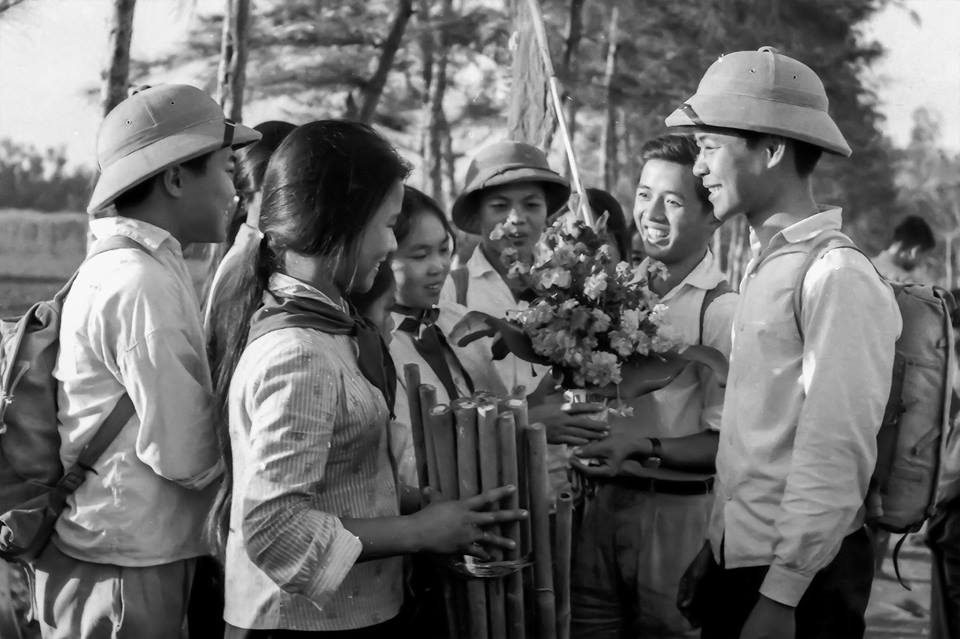 Món quà "Chiếc gậy Trường Sơn" tặng trai làng nhập ngũ ở huyện Văn Giang, Hưng Yên, năm 1967. Ảnh: Mầu Hoàng Thiết