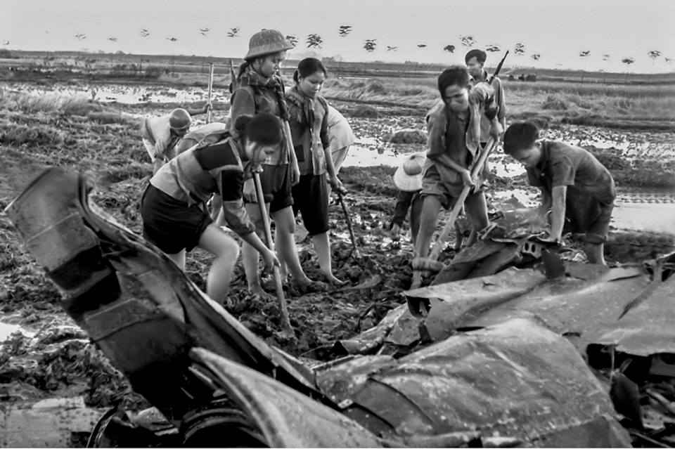 Một phần xác của máy bay F4 rơi xuống cánh đồng xã An Thượng, huyện Hoài Đức, Hà Nội (Hà Tây cũ), năm 1967. Ảnh: Mầu Hoàng Thiết