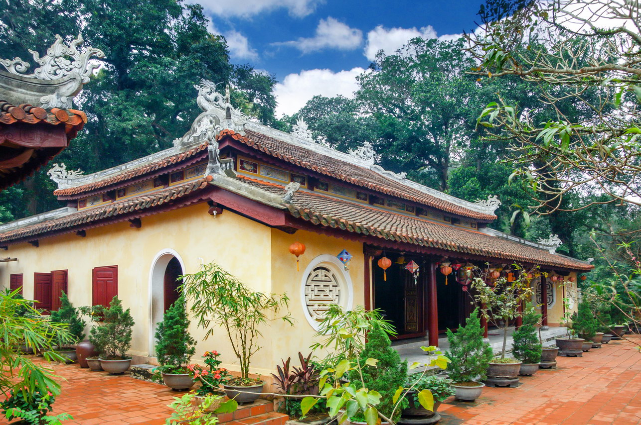 TOÀN CẢNH CHÙA THÁNH DUYÊN UY NGHIÊM NẰM TRÊN ĐỈNH NÚI NHÌN RA PHÁ TAM GIANG